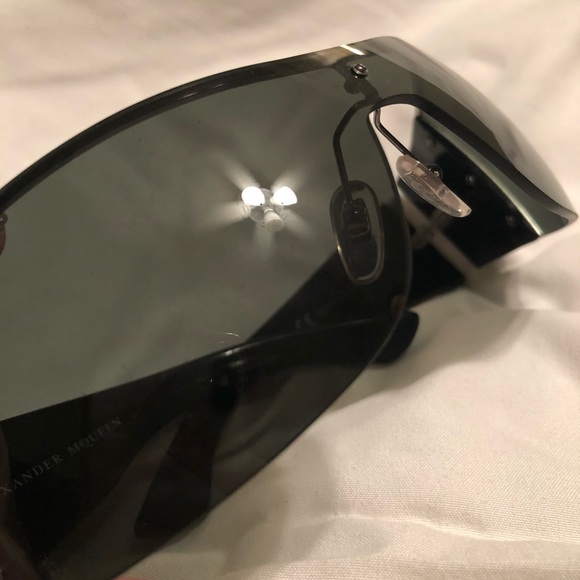 Authentic Men’s Alexander McQueen Sunglasses - Picture 7 of 8